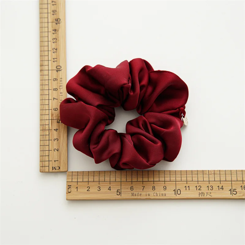 Wysokiej jakości Femme Silk Scrunchie elastyczna elegancka satynowa opaska do włosów metalowa zawieszka wzory kucyk Holder Vintage Chouchou