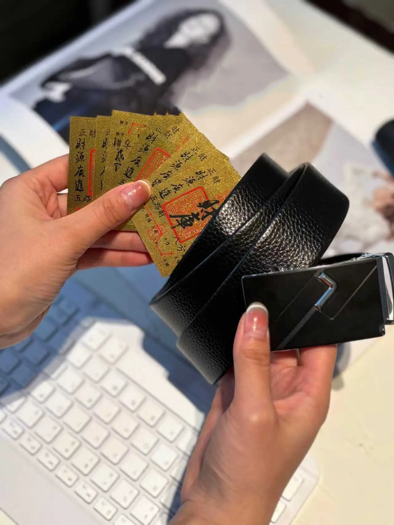 

Мужской классический кожаный ремень Calvin Pattern с автоматической пряжкой, черный. Сплавная пряжка, гладкая и прочная, регулируемая по длине, подходит для использования.