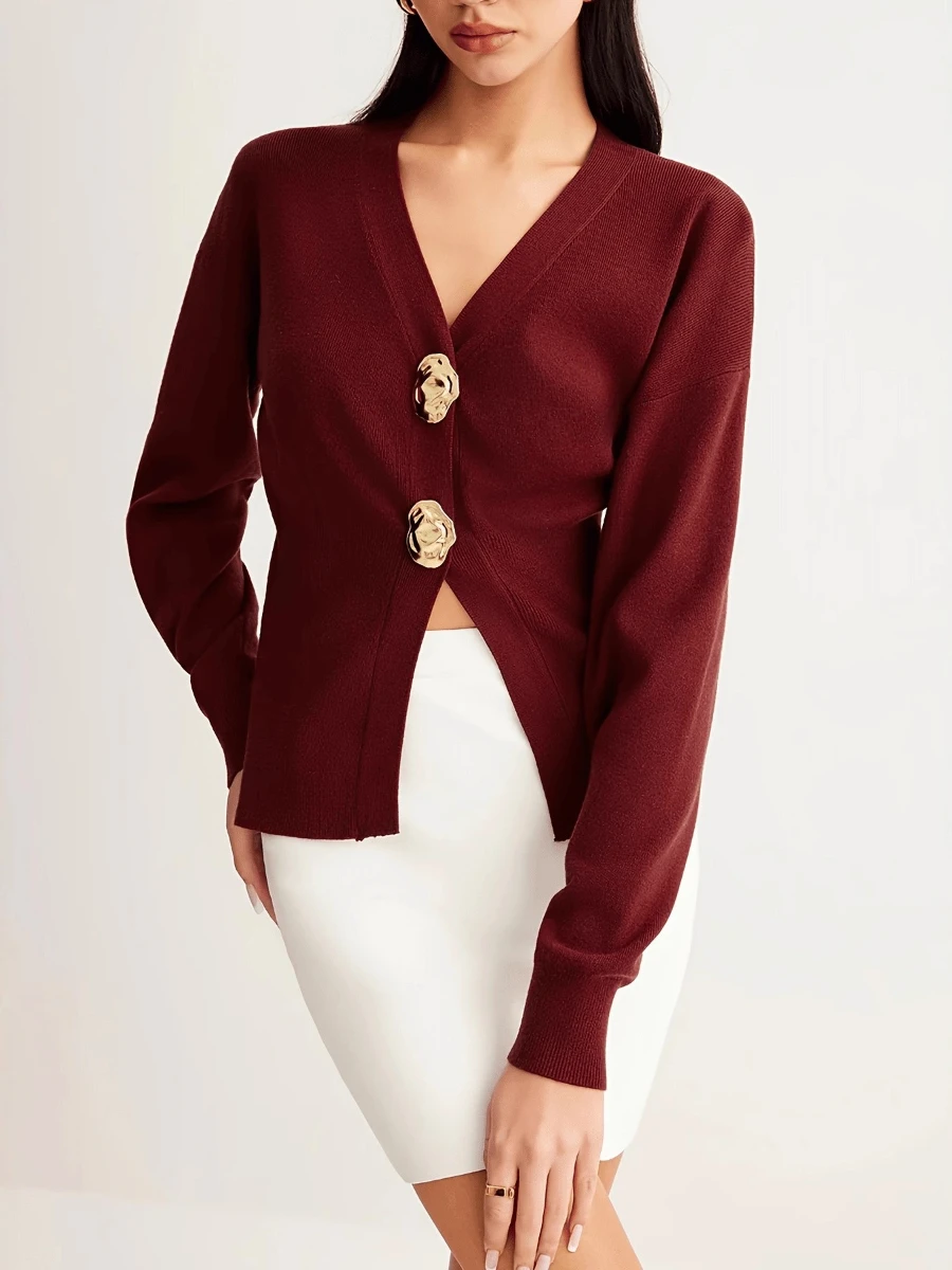 เสื้อถักไหมพรมสีแดงไวน์ TWOTWINSTYLE สำหรับผู้หญิง คอวี แขนยาว ตกแต่งด้วยกระดุมโลหะขนาดใหญ่ ทรงเข้ารูป รุ่นใหม่