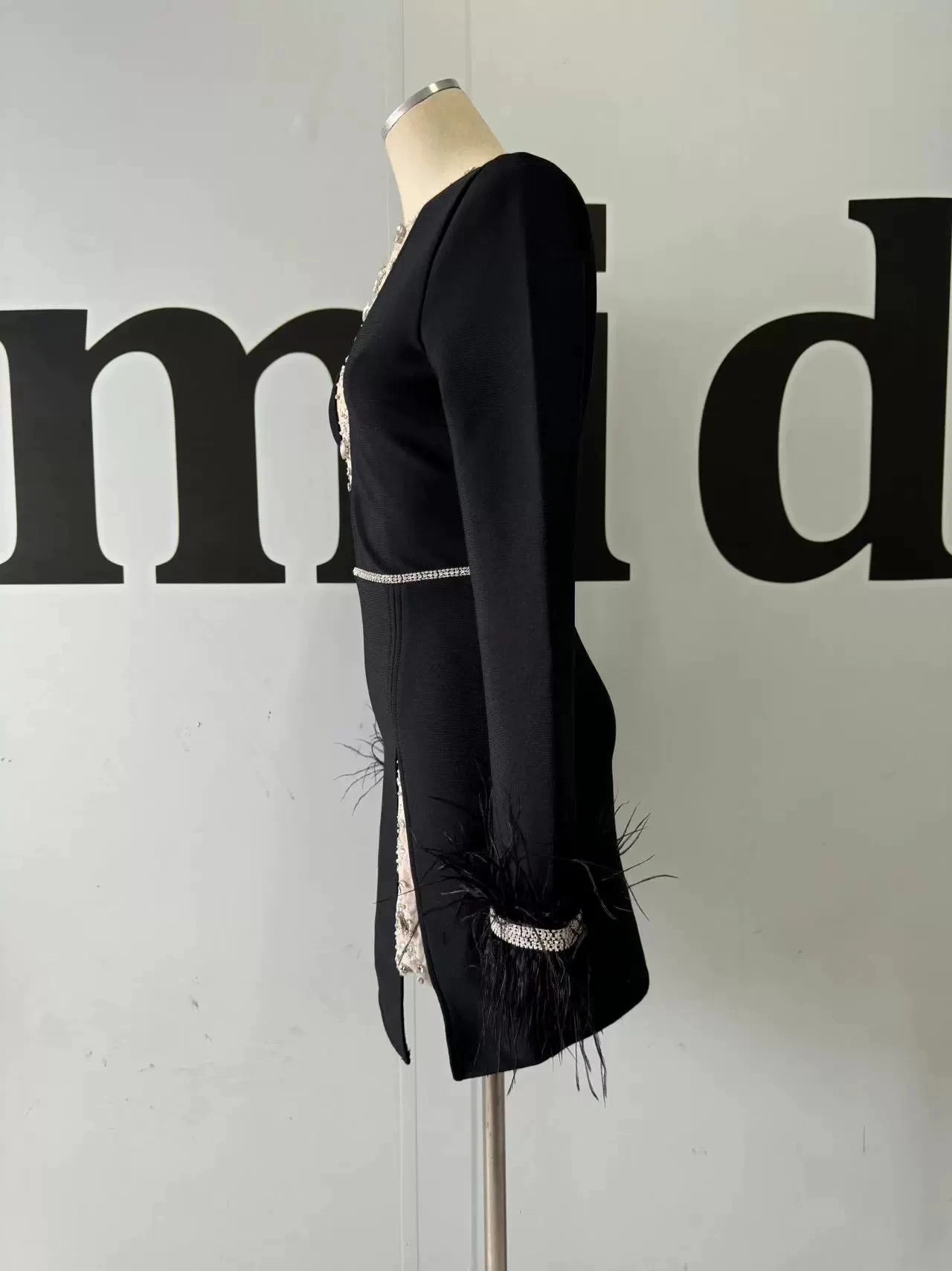 فستان نسائي جديد لعام 2025 مثير بأكمام طويلة ورقبة على شكل حرف v شبكي من حجر الراين والريش ملفوف على الورك-GZXX1072