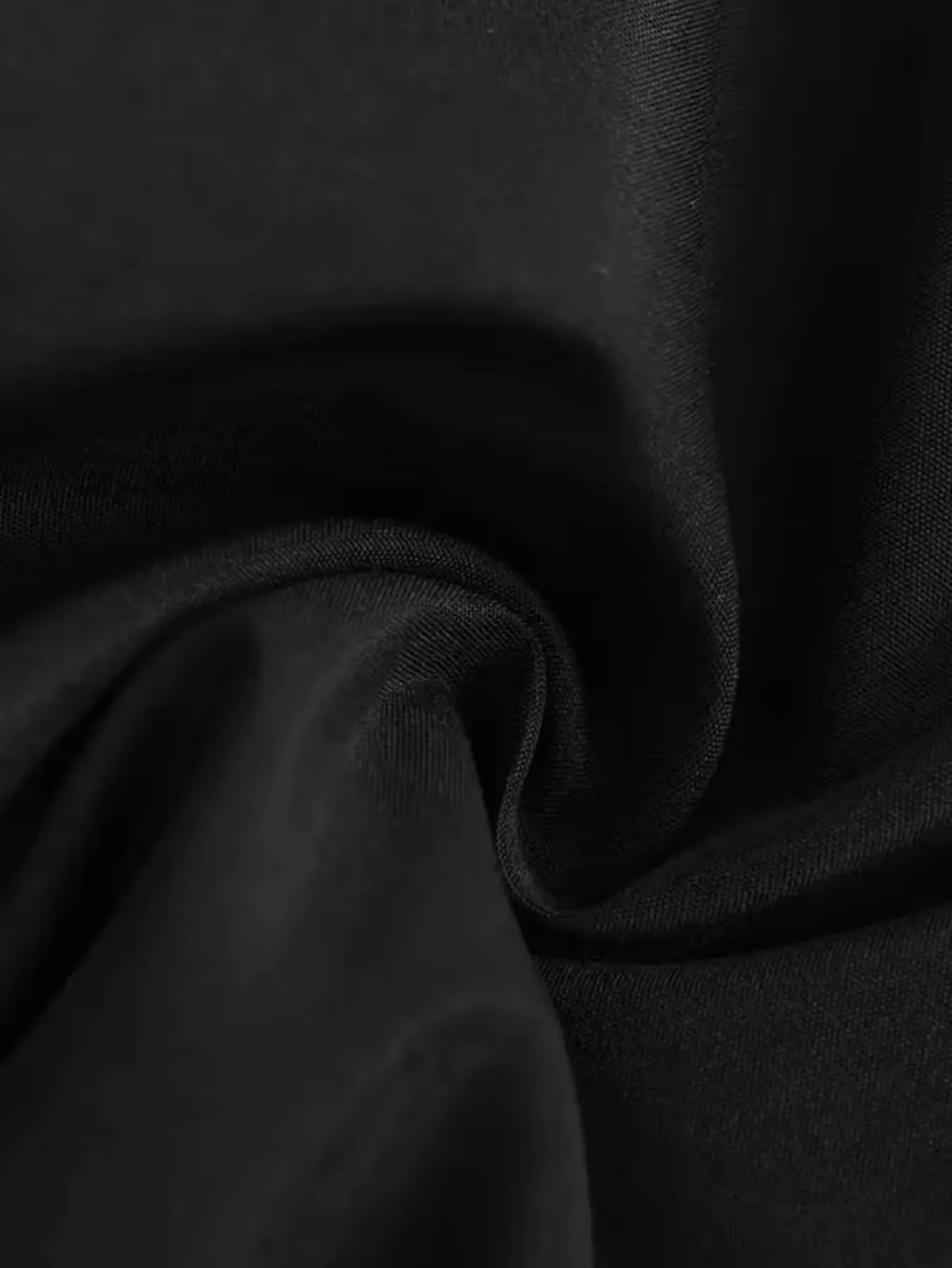 Die wind- und wasserdichte Jacke ist mit dem Aufdruck "YAMA" versehen und hat eine lockere Passform, geeignet für Motorrad-Enthusiasten. – Detail 6