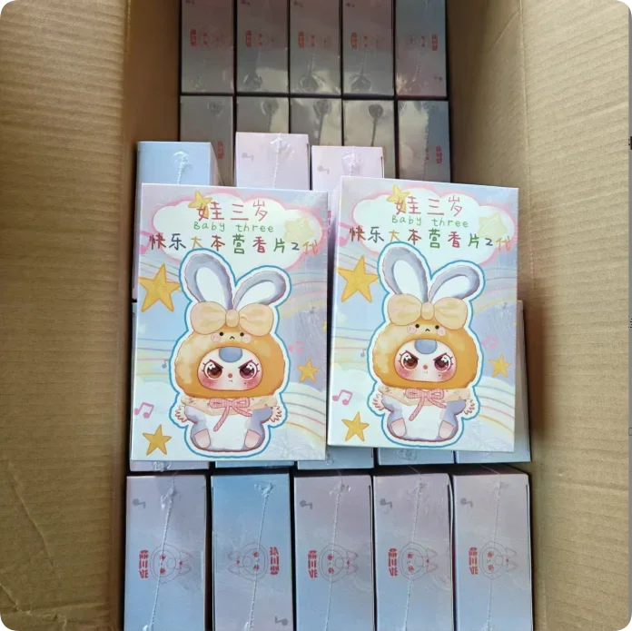 Baby Three Happy Base Camp Pellicola profumata Scatola cieca di seconda generazione Gioco alla moda Simpatico cartone animato Decorazione appesa Pellicola profumata