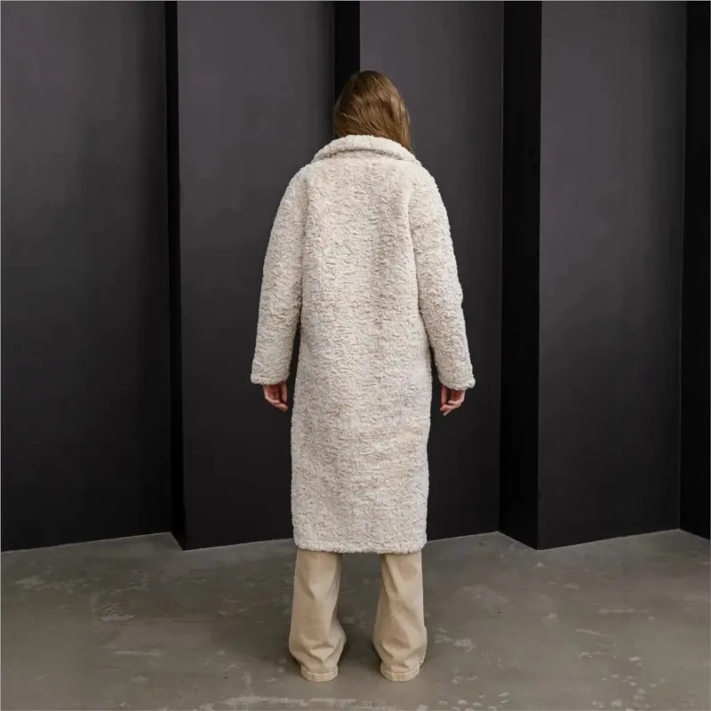 Un manteau de fourrure femme épais et long avec une combinaison de double boutonnage