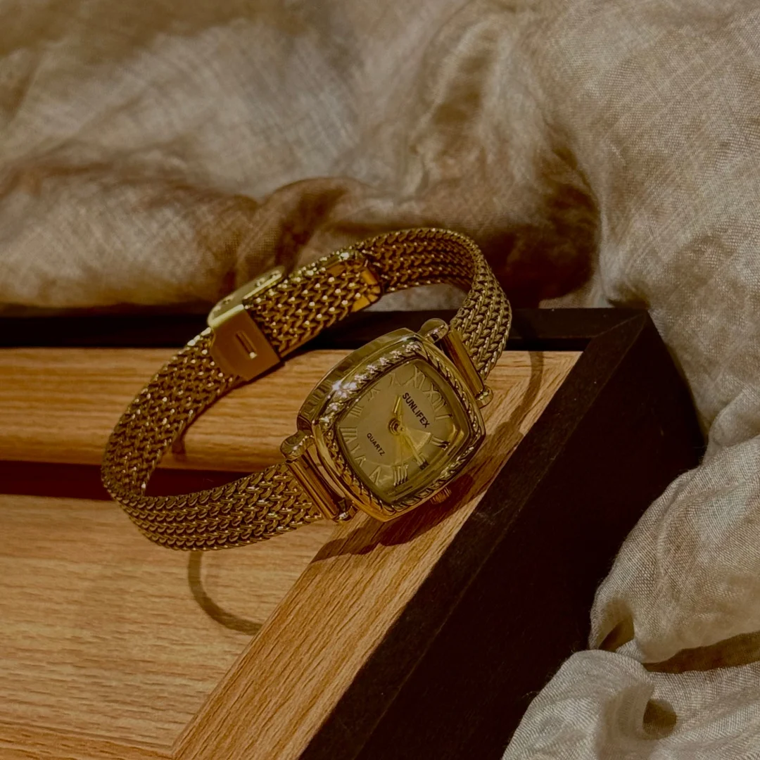 ساعة SUNLIFEX ريترو ذهبية للسيدات ساعات كوارتز فاخرة للنساء بسيطة صغيرة مربعة الشكل بحزام من الفولاذ المقاوم للصدأ