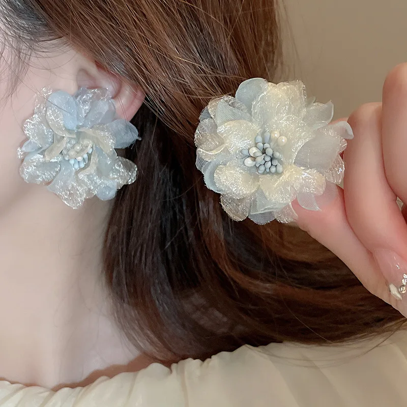 Hand-woven lace flower stamens, stud earrings are fashionable and elegant, and the temperament is high-end. Earrings for women
