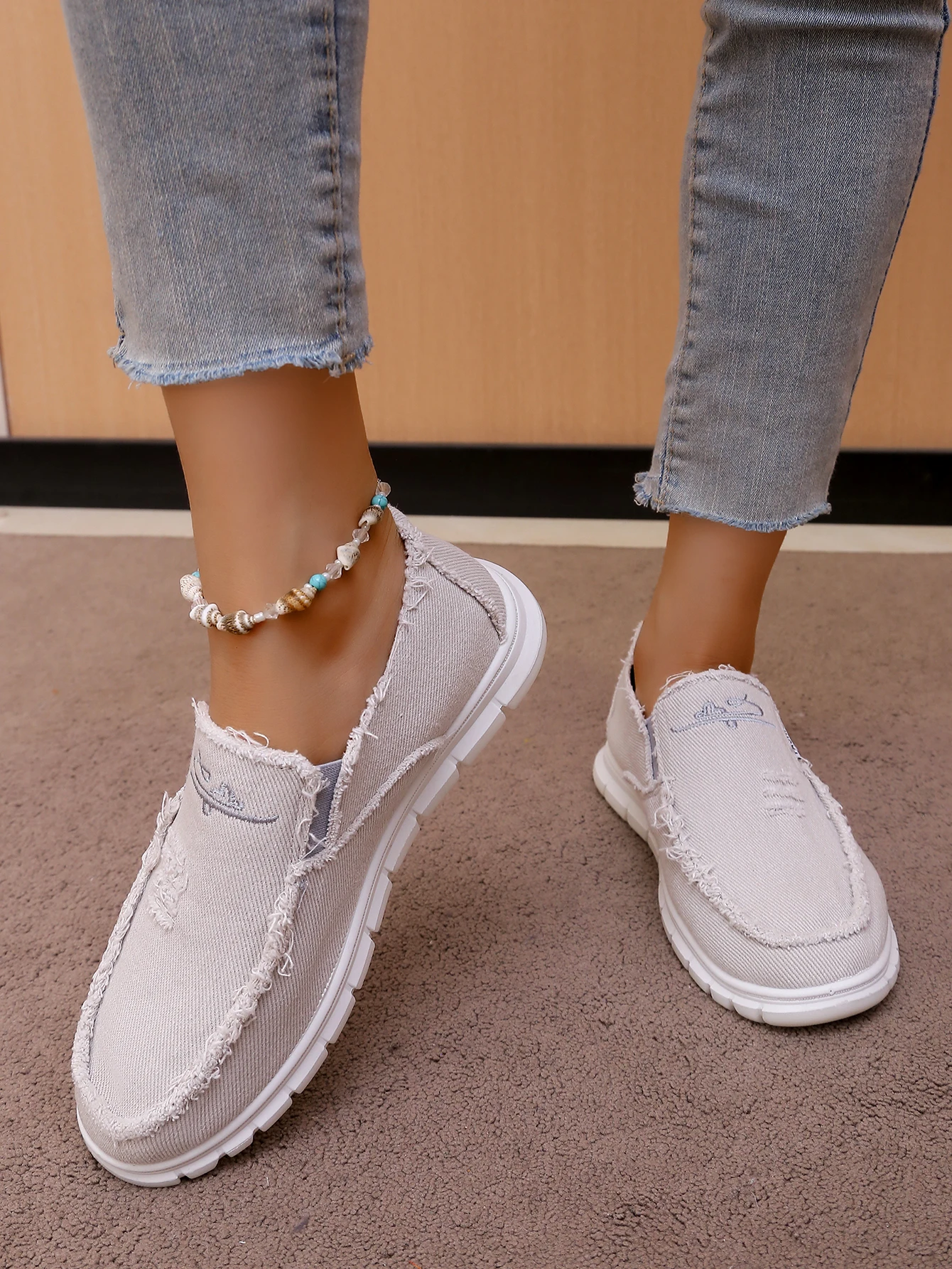 Damen-Slip-On-Schuhe aus Segeltuch, lässige Slipper mit Gänseblümchen-Stickerei, bequeme, leichte Wanderschuhe für den täglichen Gebrauch – Detail 12