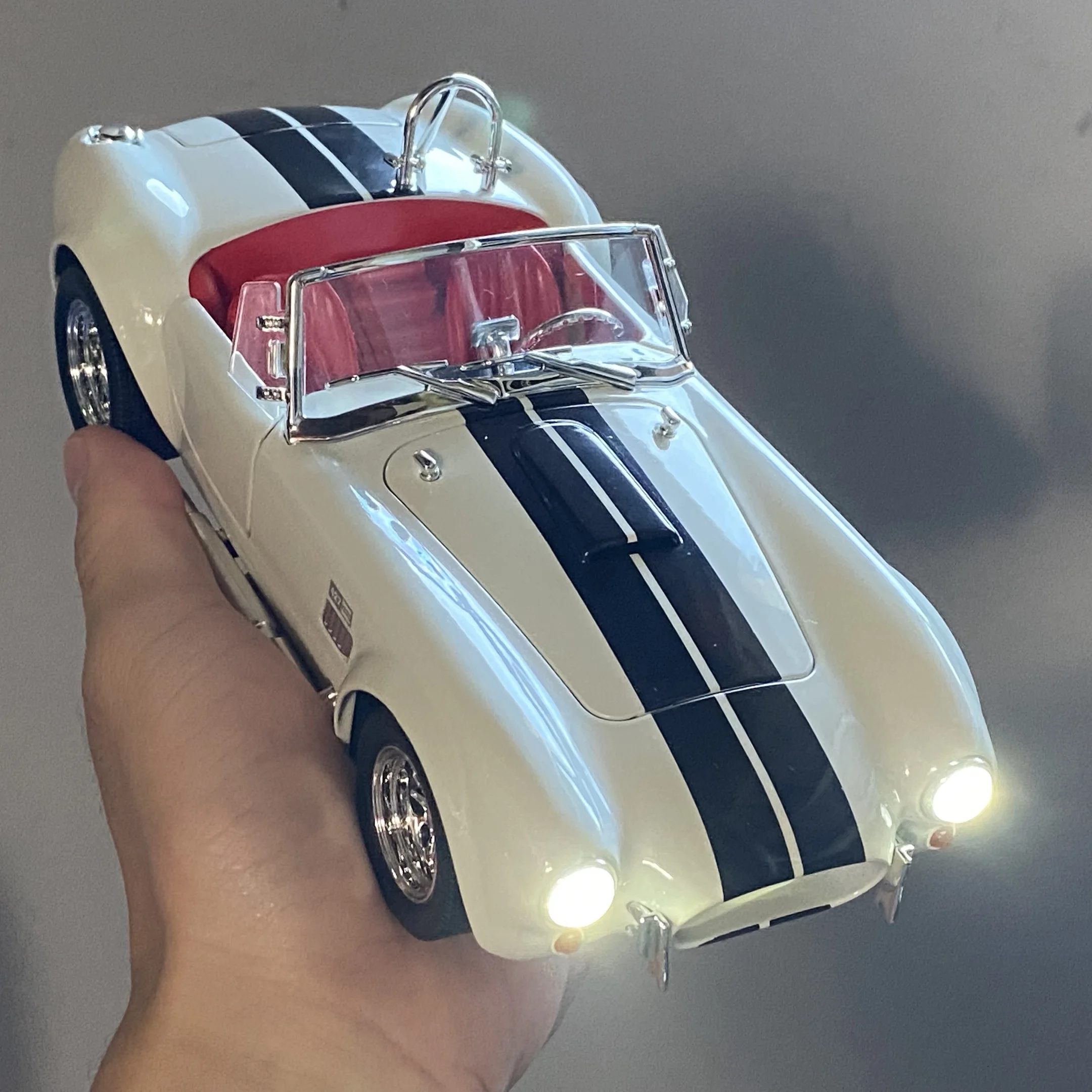 1:24 فورد شيلبي كوبرا 427 رودستر 1965 S/C سبيكة يموت الصب نموذج كلاسيكي سيارة عتيقة الصوت والضوء عيد ميلاد ألعاب أطفال سيارات