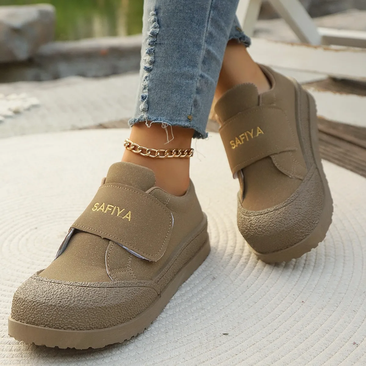 รองเท้าบู๊ทสไตล์เรโทรพื้นหนาสำหรับผู้หญิง คอลเลคชั่นฤดูใบไม้ผลิและฤดูใบไม้ร่วงปี 2025 แฟชั่นใหม่ รองเท้าหัวโตอเนกประสงค์ รองเท้าแบบตีนตุ๊กแก