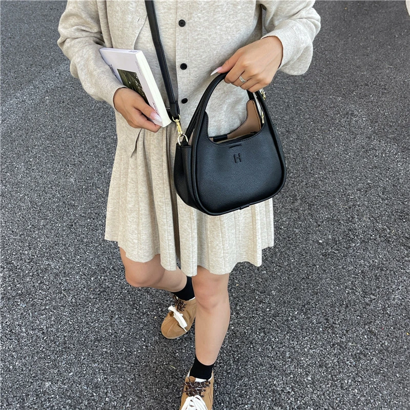 

Stylish Commuter Bag with Messenger Function, Crossbody Strap for Business Women, Minimalist Leather and Solid Color Design