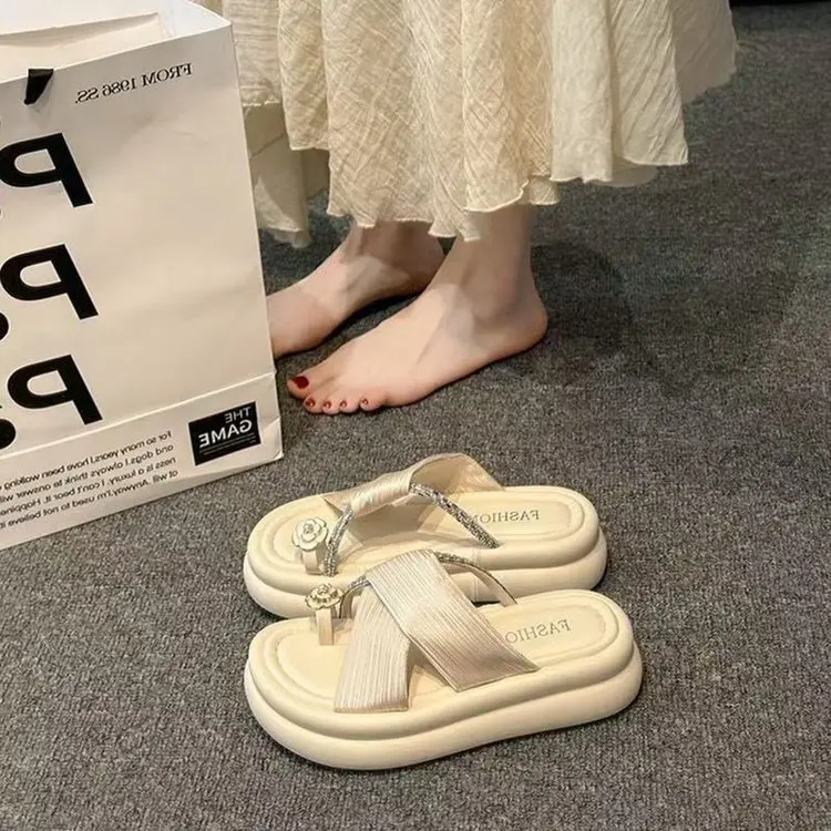 

Thick-soled platform flip flops for women