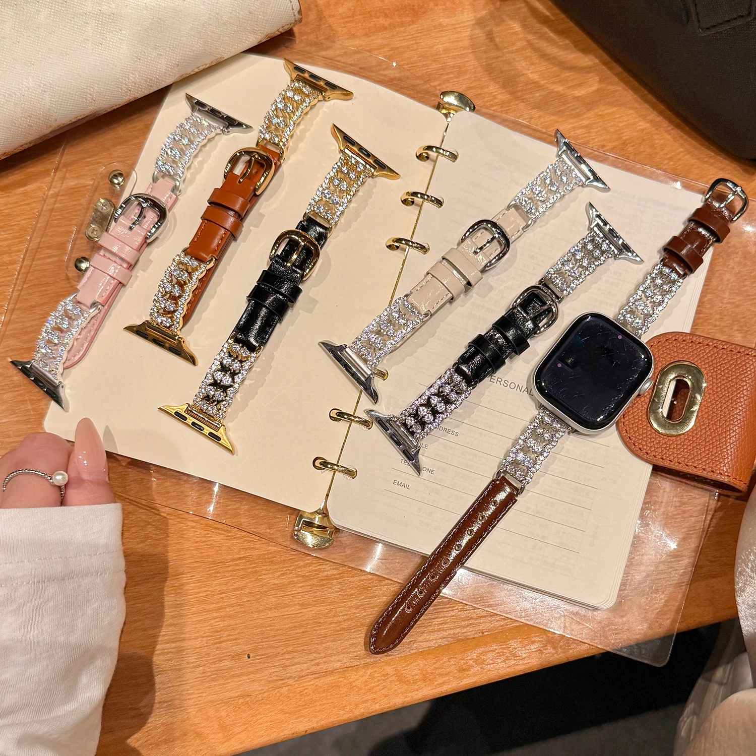 

Ремешок из натуральной кожи с бриллиантовой цепочкой для Apple Watch 38-42/44-49 мм, премиальный на ощупь, совместим с iWatch 11/10/9/8