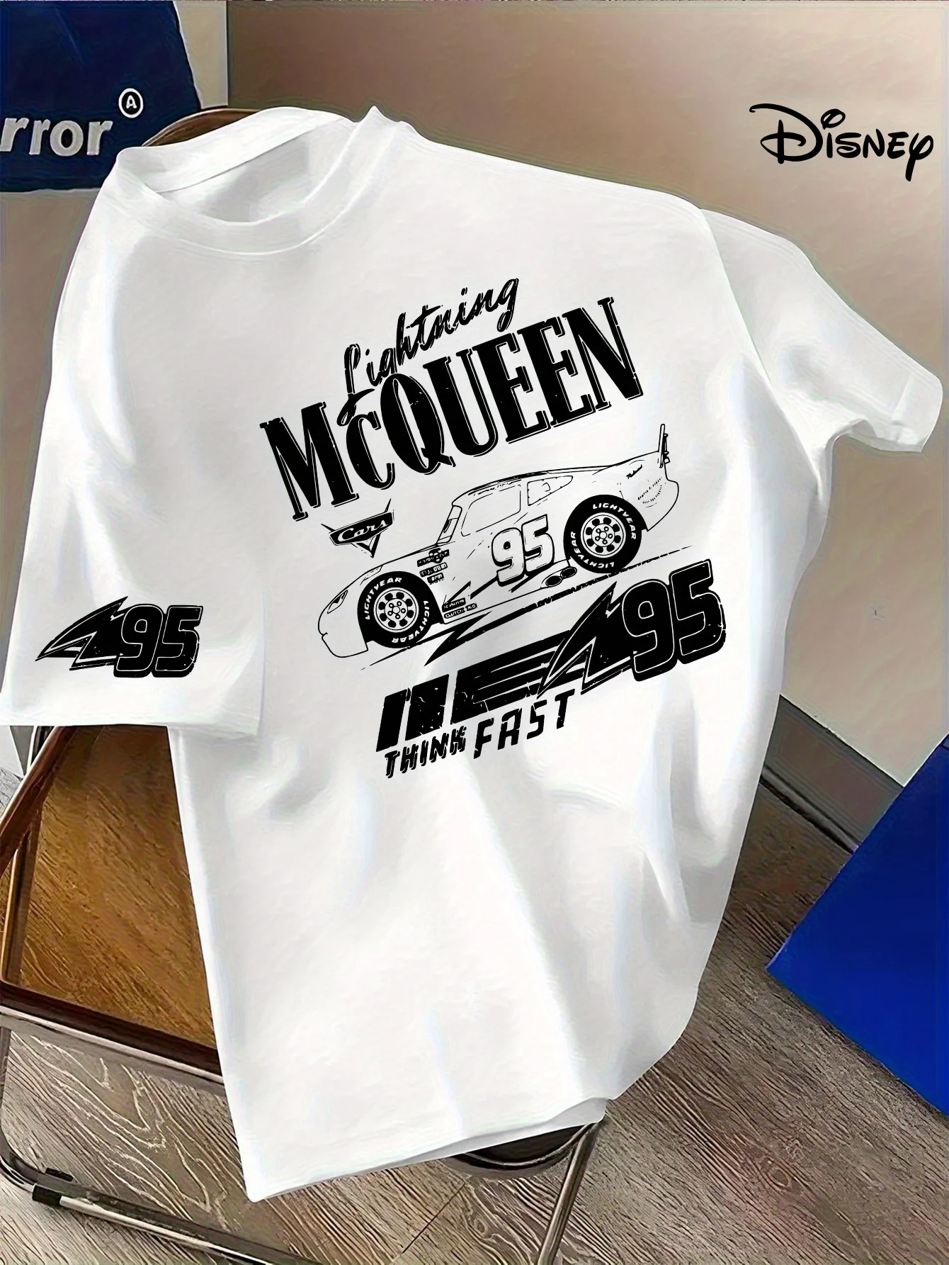 تي شيرت ديزني لايتنينج ماكوين 95 سنة للبالغين - سباق أزرق فاتح مع طباعة فلاش ماكوين بأكمام قصيرة للزوجين #1