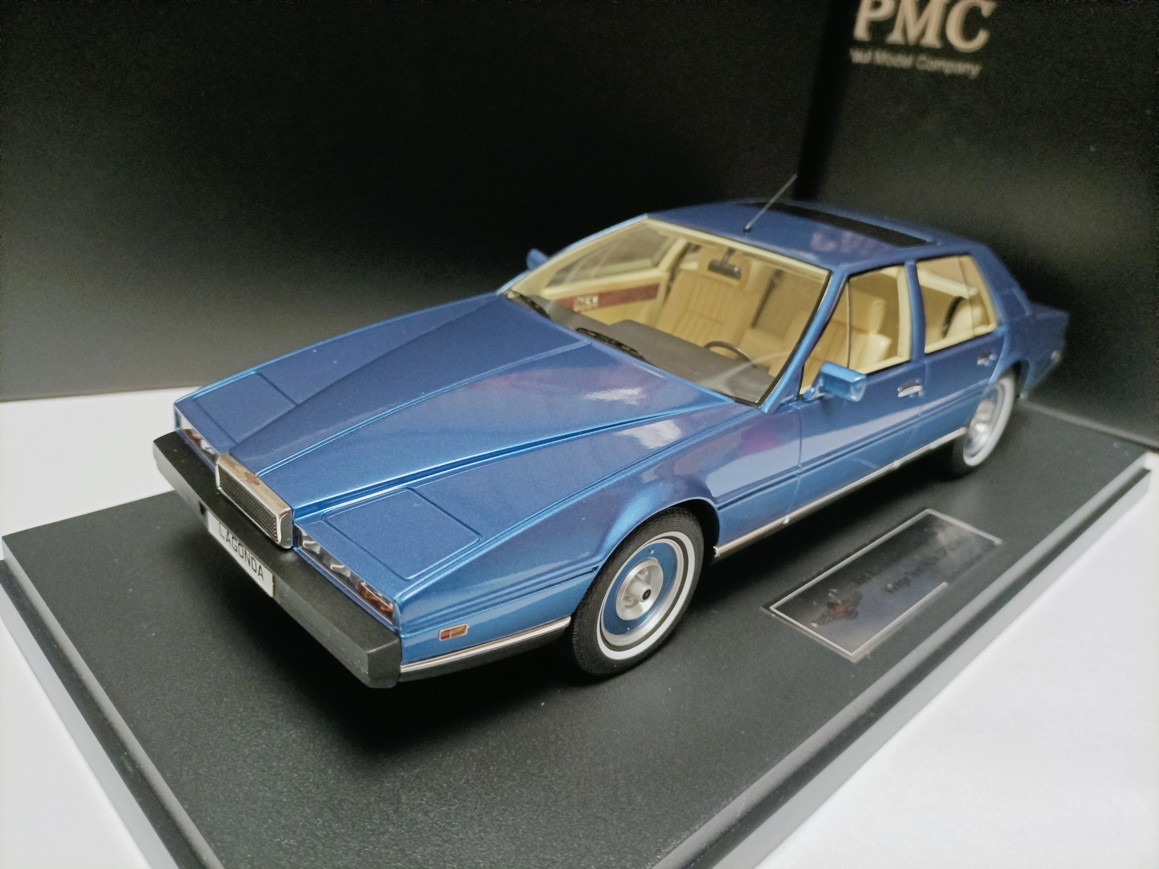 PMC 1:18 Aston Martin Lagonda Four-Door Limousine Model Lagonda 1986 Silver Blue