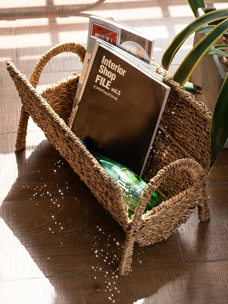 Handwoven seaweed vertical magazine rack, living room floor to ceiling