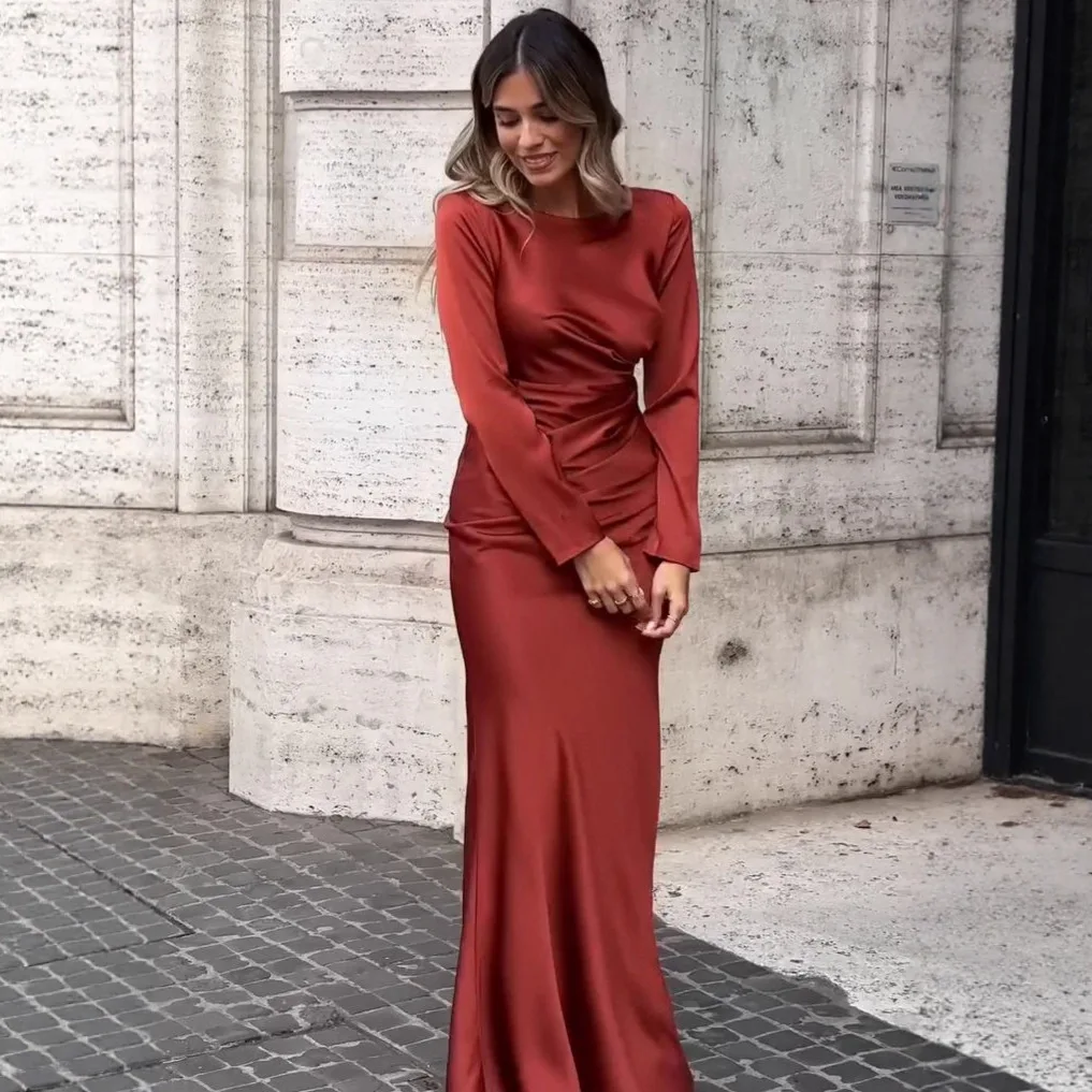 Sukienka damska elegancka, satynowa, z długim rękawem, okrągły dekolt, podkreślająca talię, dopasowany krój, kolor czekoladowy, nowość jesień 2025.