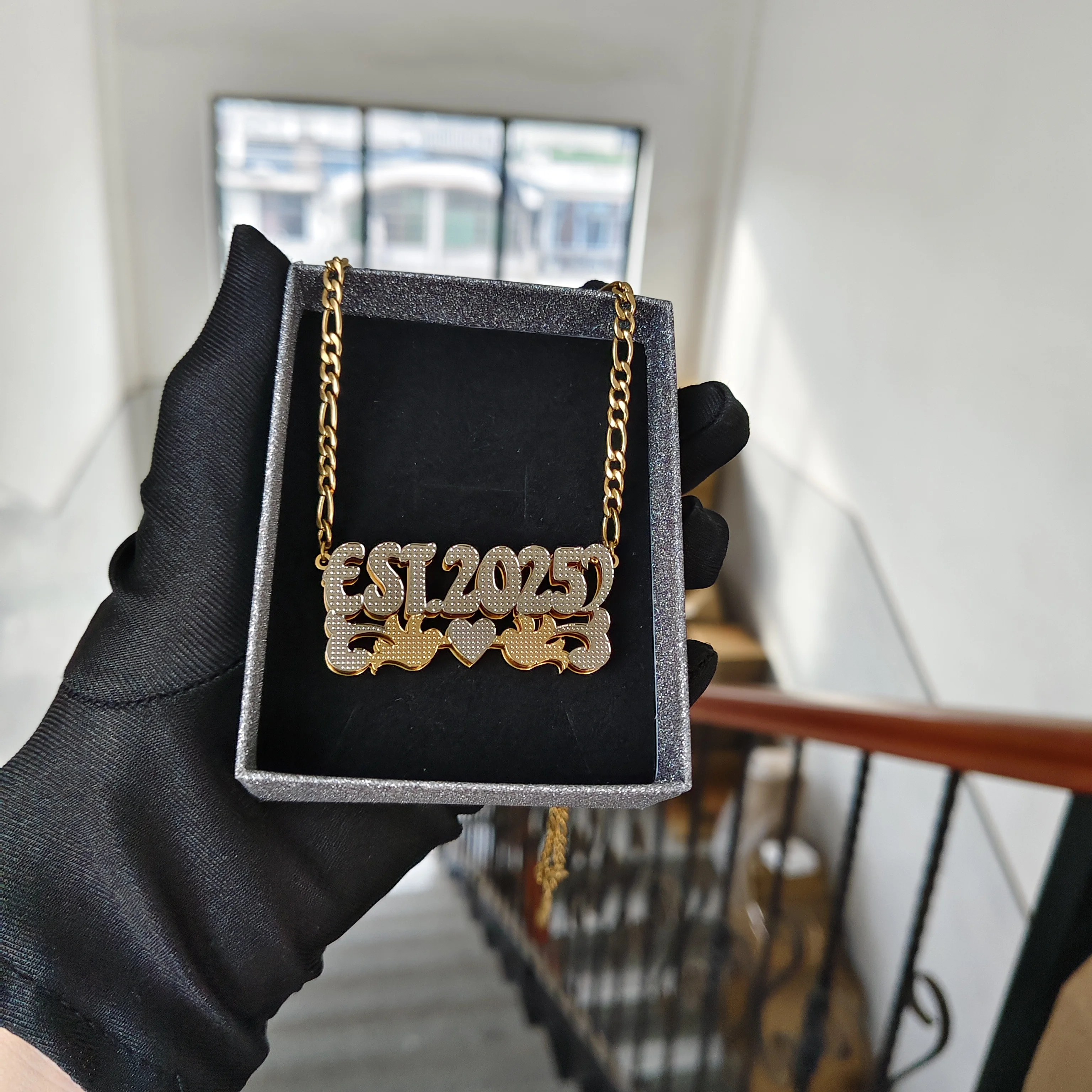 DHQH Nowy Personalizowany Wisiorek z Tabliczką Imienną Dwupoziomowy Personalizowany Wisiorek z Literą 3D Tabliczka Imiennica Prezent na Święta Bożego Narodzenia dla Niej/Niego