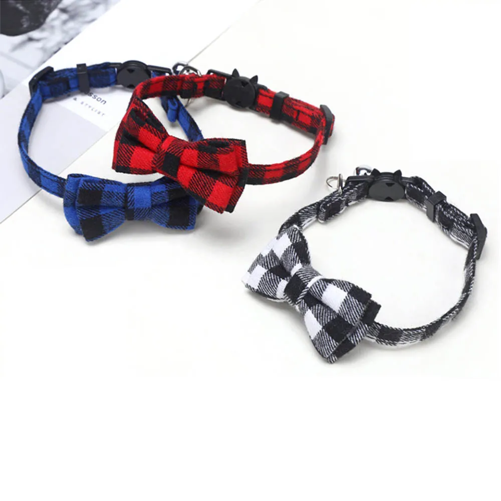 Abnehmbares Katzenhalsband mit Fliege und Glöckchen, niedliches kariertes Weihnachtsrot, elastisches, verstellbares Hundehalsband mit Schleife und kleinem Glöckchen für Katzen
