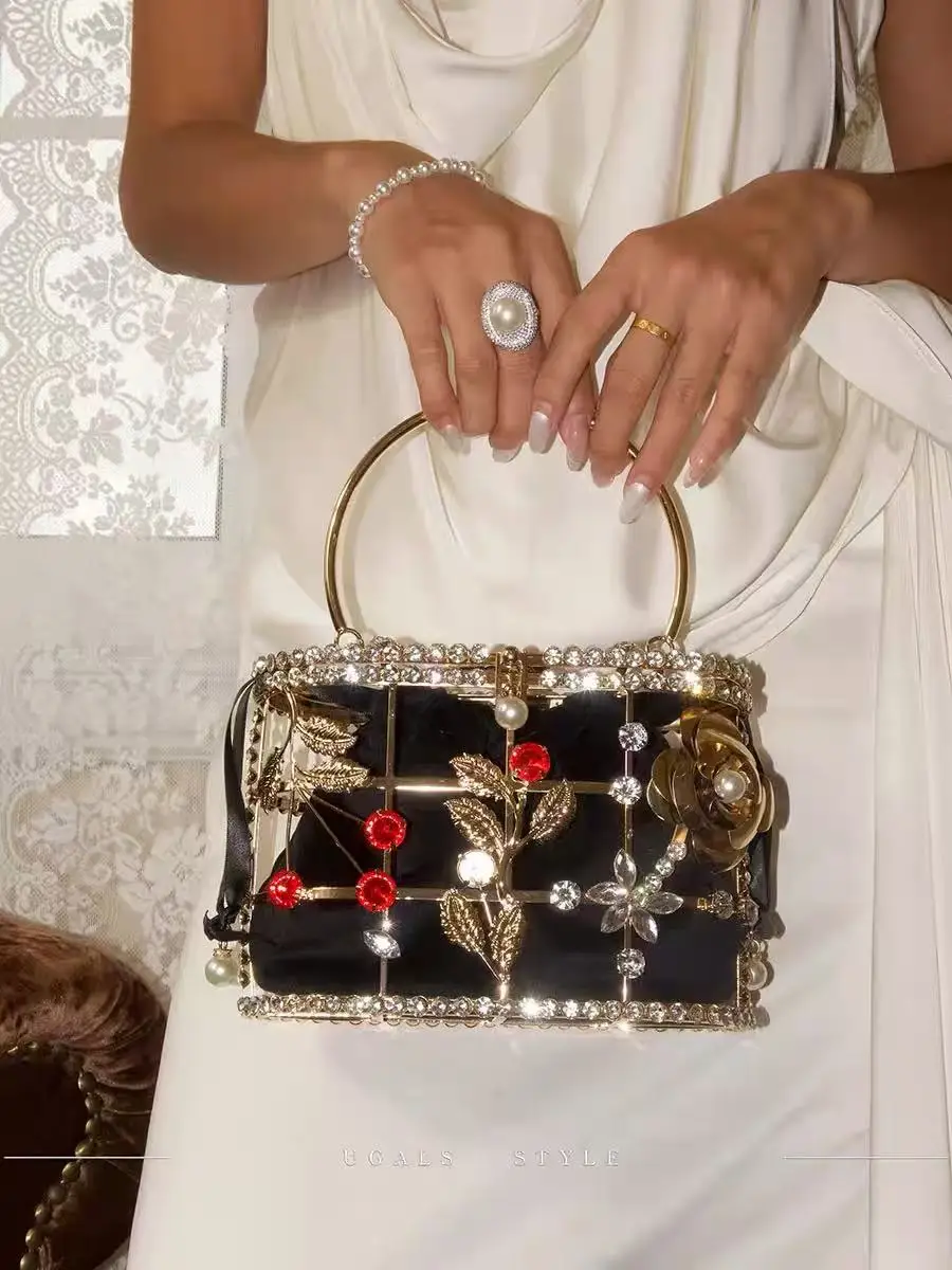

Luxury Metallic Gold Women Handbag Exquisite Fashion Hollow Out Clutch Purse Wedding Party Banquet Bag Shoulder Crossbody Bag