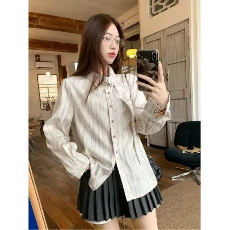 フレッシュでキュート、カジュアルな日常使いに。2025年秋の新作、レトロでクラシックな万能シャツデザイン。フレンチニッチなストライプ柄の長袖シャツトップス。