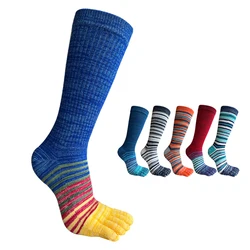 Calze sportive da uomo a compressione calze lunghe in cotone a righe colorate per il Fitness all'aperto da trekking sotto il ginocchio calze a 5 dita al polpaccio