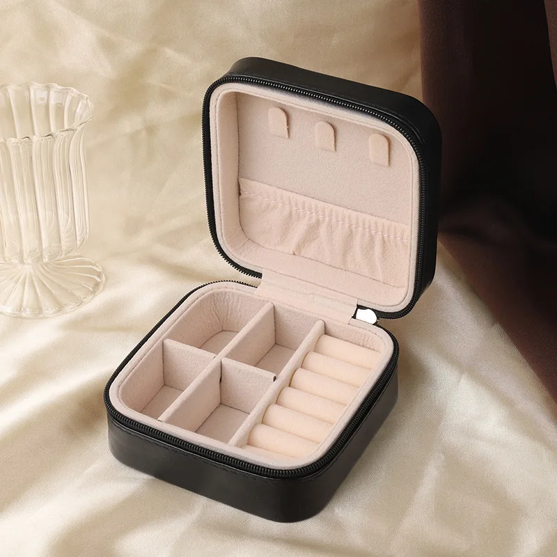 กล่องเก็บเครื่องประดับแบบเรียบง่ายชั้นเดียว กล่องเก็บเครื่องประดับพกพาแบบสร้างสรรค์ สำหรับต่างหูแบบติด แหวน และเครื่องประดับชิ้นเล็ก