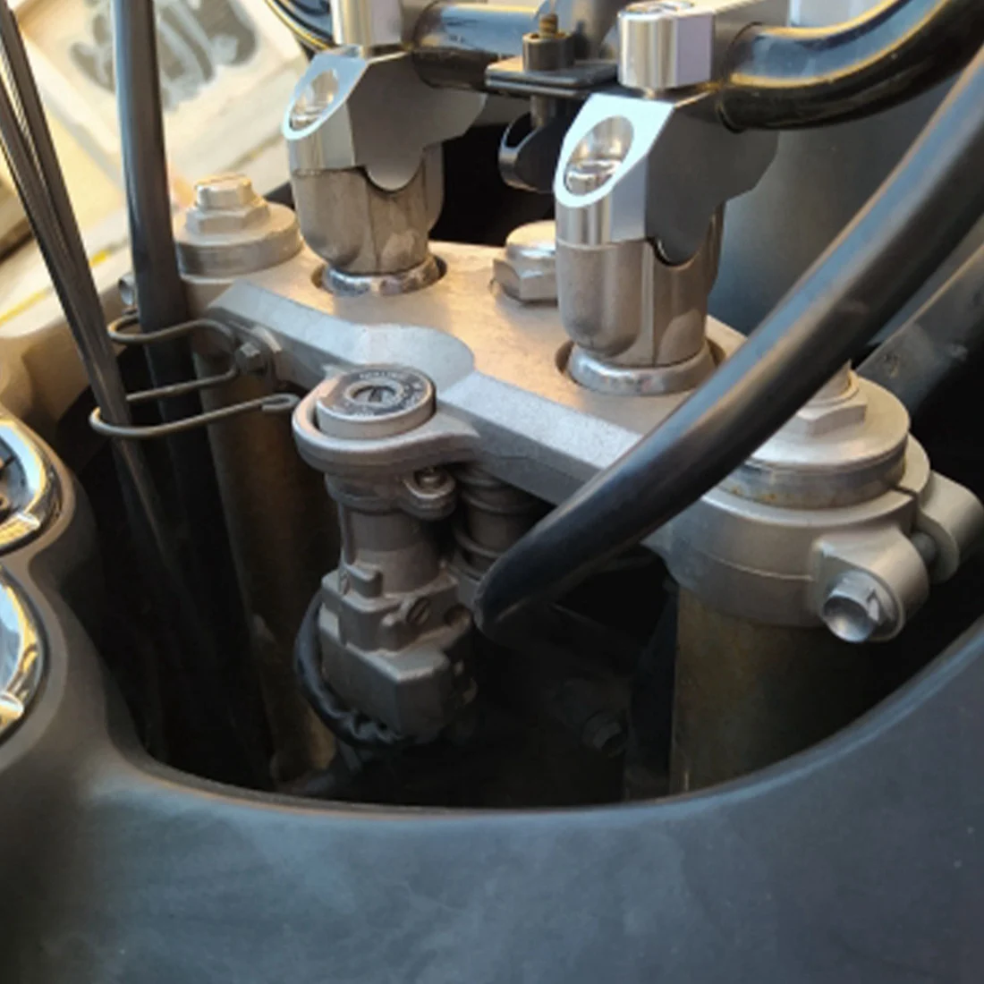 

Премиум-подставки для руля сзади, перемещенная вверх для CBF1000 NC750 (серебристый)