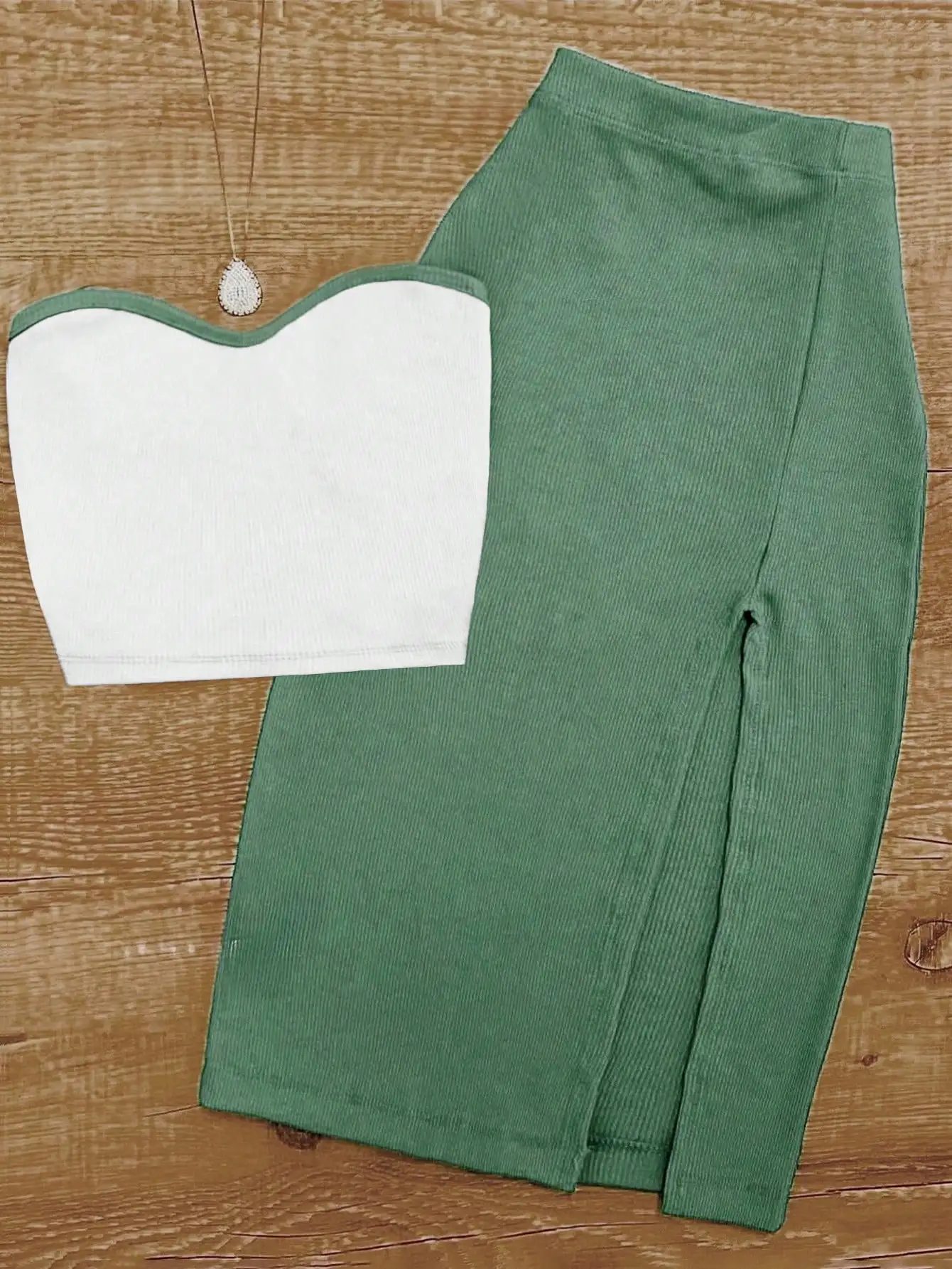 Set coordinato con top corto bianco sexy e gonna a tubino nera, tessuto lavorato a maglia, completo estivo chic