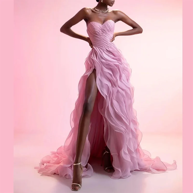 Eleganckie różowe sukienki wieczorowe bez ramiączek z falbanami i rozcięciami z boku Suknie na studniówkę Dostosowane szaty wieczorowe