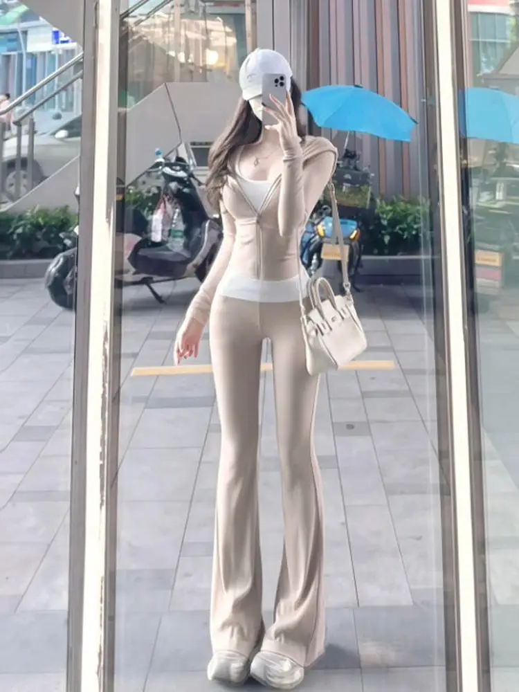 

Уникальный комплект из укороченной куртки с капюшоном и повседневных брюк: готовый образ для весеннего модного ансамбля, комфортный корейский стиль.