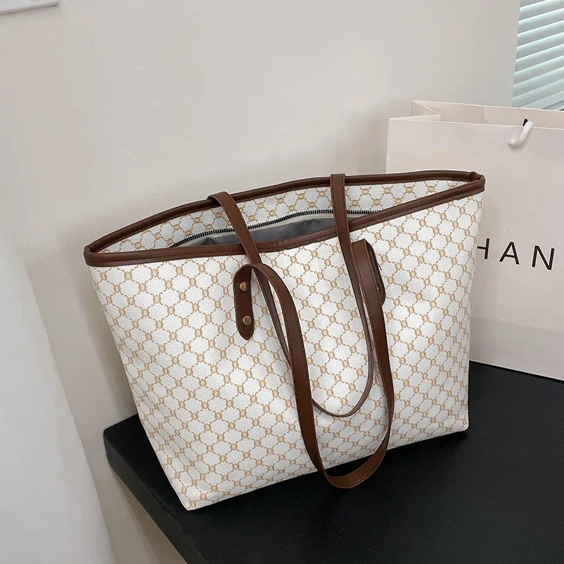 

Women's Luxury Leather Classic Fashion Shoulder Crossbody Trendy Tote Bag Elegant Designer Handbag For Daily Smart Appearance