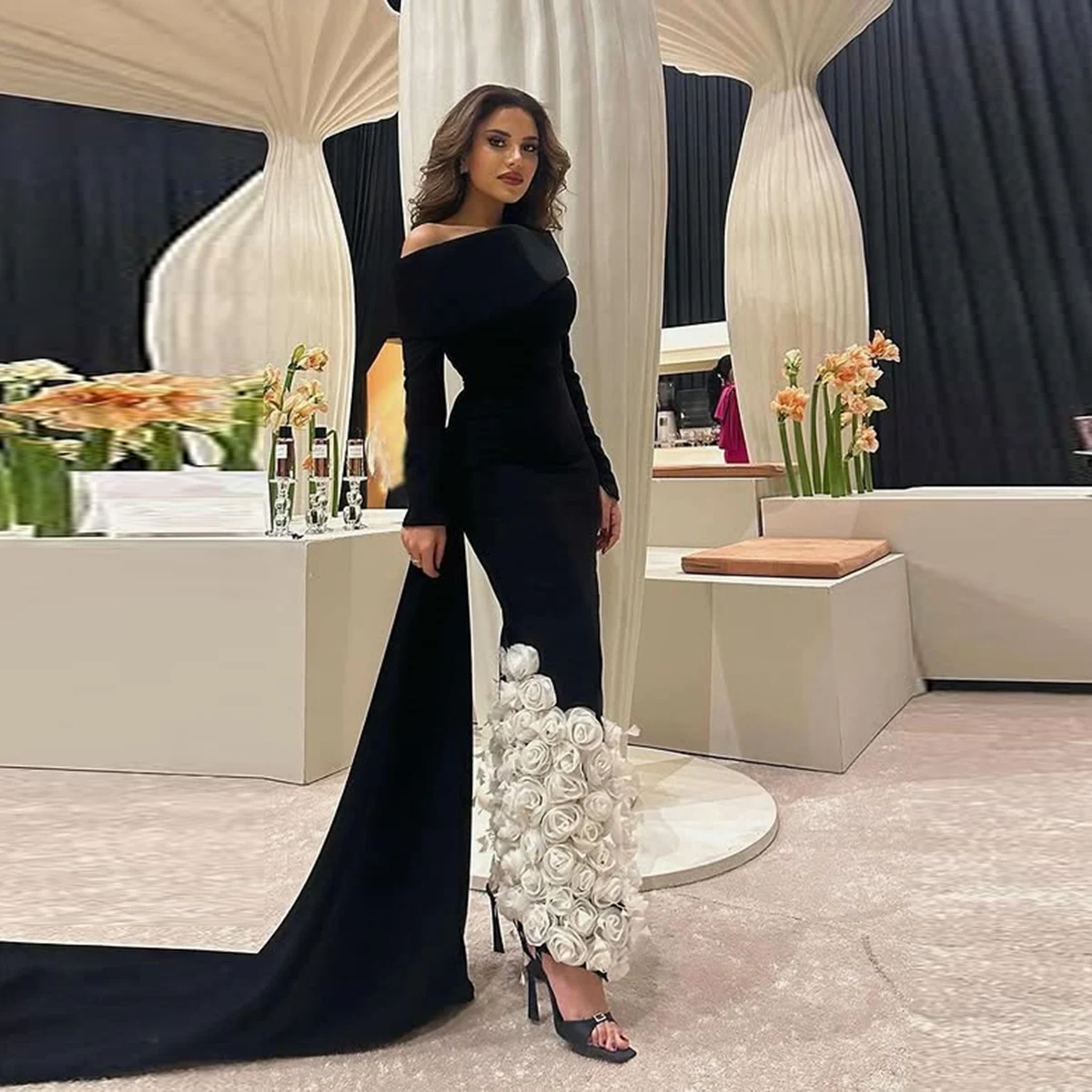 قبالة الكتف أبيض وأسود فساتين لحضور الحفلات الموسيقية 3D الزهور غمد فساتين السهرة مع قطار الاجتياح المرأة فستان حفلات الزفاف