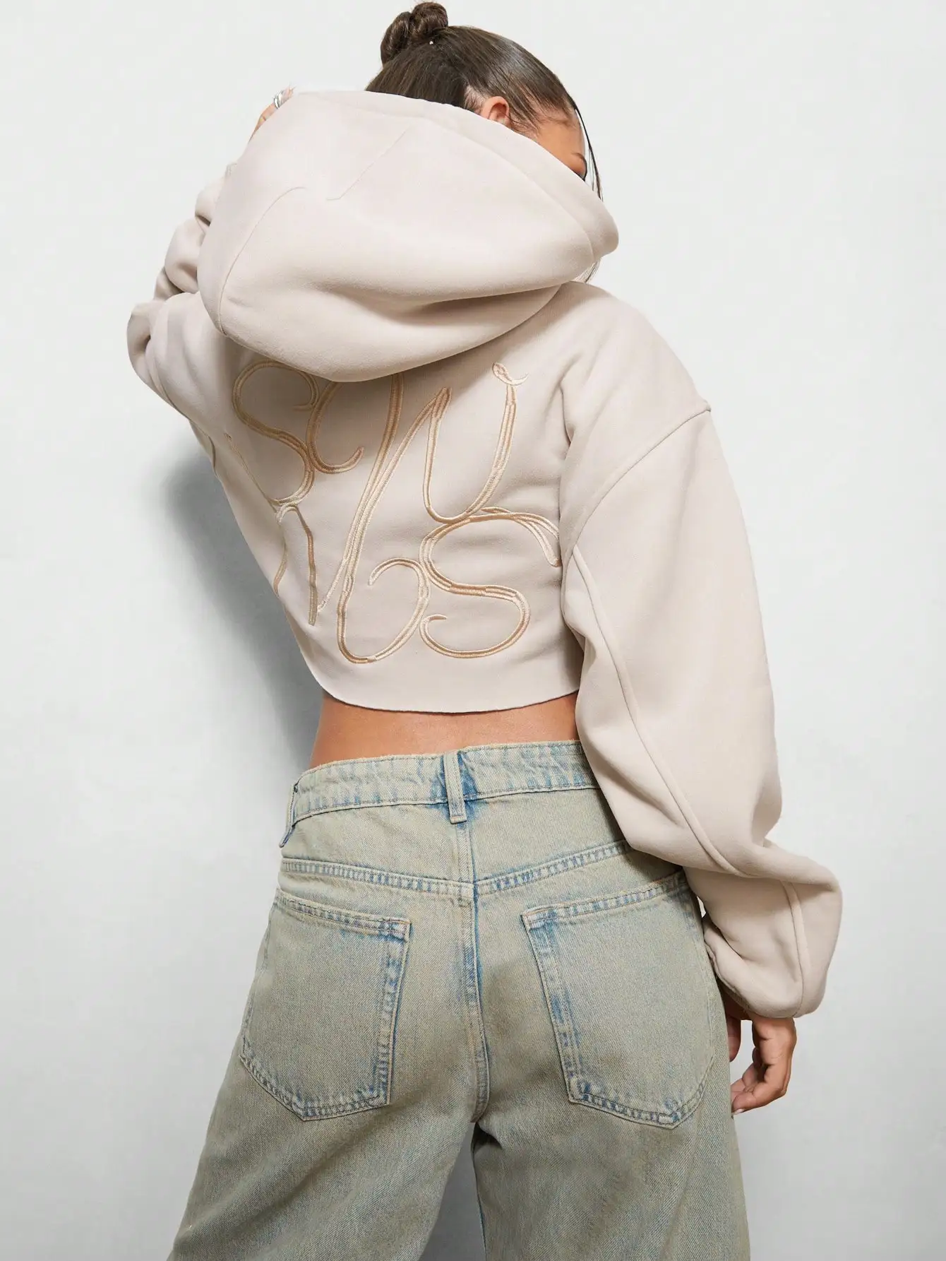 

SUMWON Женская укороченная толстовка с вышитым логотипом на спине, свободная толстовка с длинными рукавами для повседневного отдыха