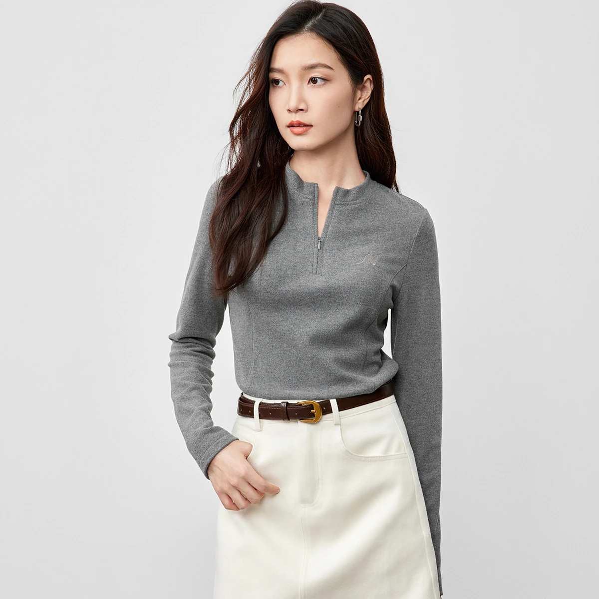 SENTUBILA Pullover lavorato a maglia da donna 2025 Autunno Mezza cerniera Colletto alla coreana Ricamo Top Slim-Fit Abbigliamento donna elegante 143T56422