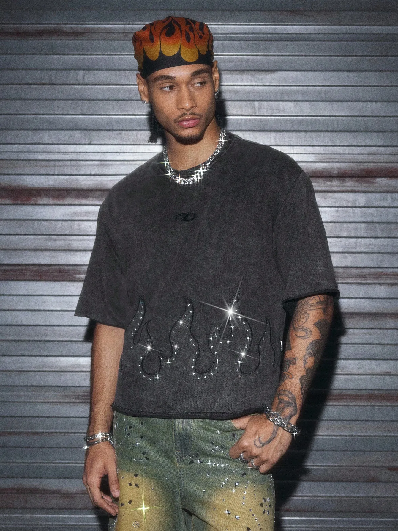 

Мужская футболка свободного кроя с круглым вырезом и коротким рукавом, с графическим принтом в виде пламени из страз, винтажная, черная, с эффектом потертости