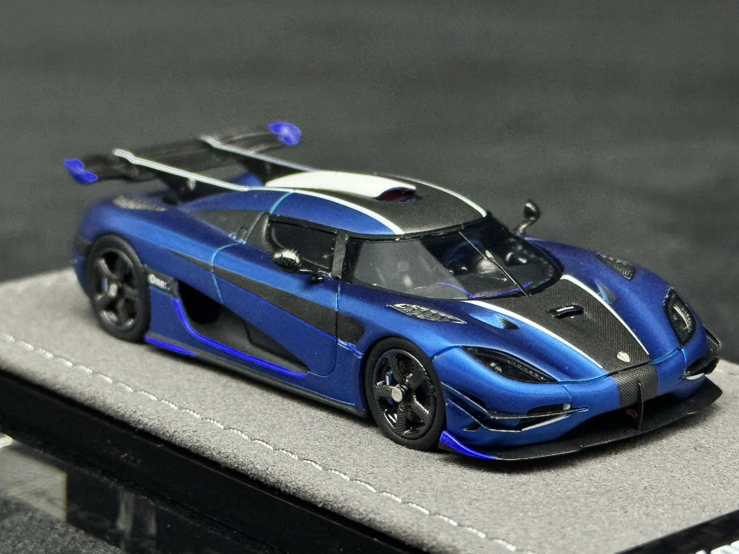 

Diecast 1:64 Scale GRYNING One:1 Suede Base Resin Car Model Collectible Toy Gift Souvenir Display Ornament