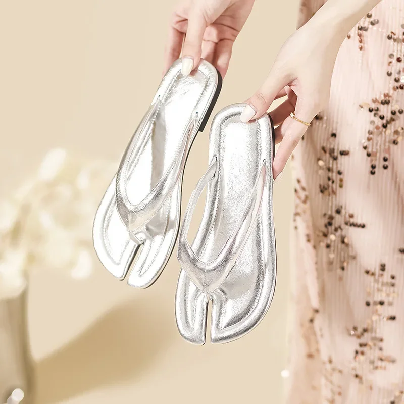 Summer New Womens Shoes Fashion Premium Feel Flat Slippers for Woman Exquisite Split Toe Flip Flops Designer Shoes Zapatos Mujer