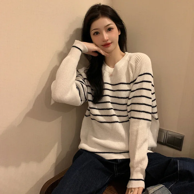 Damski sweter w paski w stylu vintage jesienno-zimowy O-Neck z długim rękawem wersja koreańska swetry swetry Casual wygodne topy