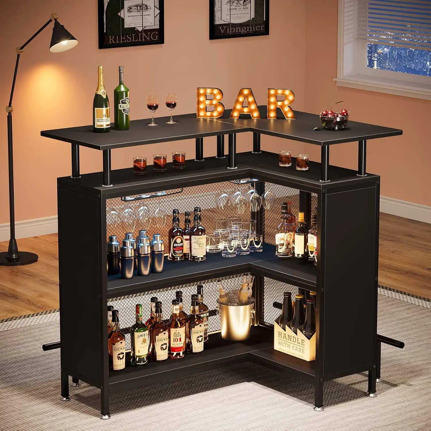 หน่วยบาร์ที่บ้าน, โต๊ะบาร์รูปตัว L พร้อมชั้นวาง Stemware และชั้นวาง 2 ชั้น, ตู้เหล้ากาแฟเข้ามุมพร้อมที่วางเท้าสําหรับบ้าน