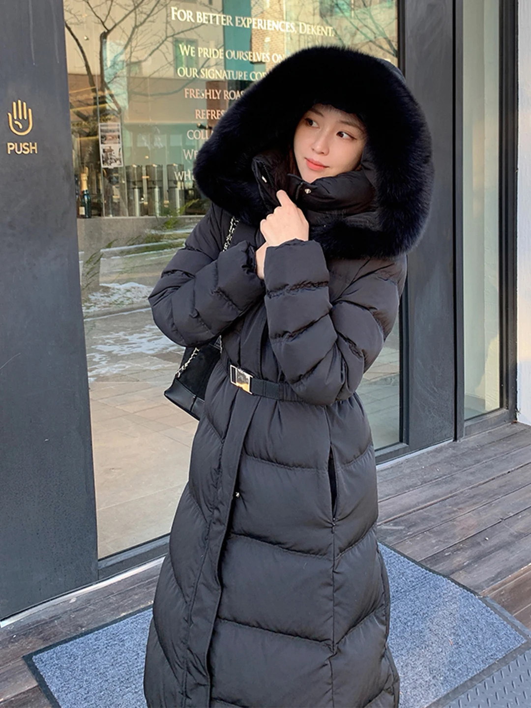 

Черная женская зимняя куртка с длинным меховым воротником, утепленная, с капюшоном, на талии с завязками, до колен, теплая, популярная верхняя одежда