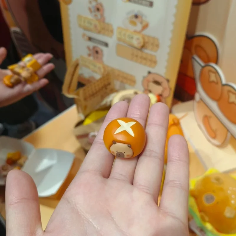 Tuntun Zai Bakery Seri Cute Beans 2 Figur Capybara Lucu Trendi Blind Box & Dekorasi Meja Mini Capybara Imut Hadiah