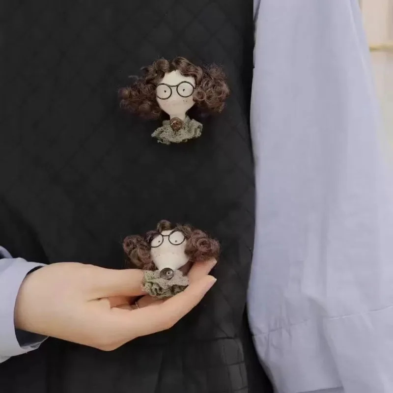 Fabric Cartoon Girl Brooch with Glasses Freckles Curly Hair Forest Style Colorful Cute Pin for Women Daily Bag Coat Decoration
