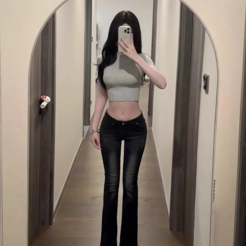 

Черные и серые джинсы с низкой посадкой, подчеркивающие бедра, слегка расклешенные, модель 2025 года. С встроенными накладками для бедер, создающими эффект похудения и подтяжки ягодиц.