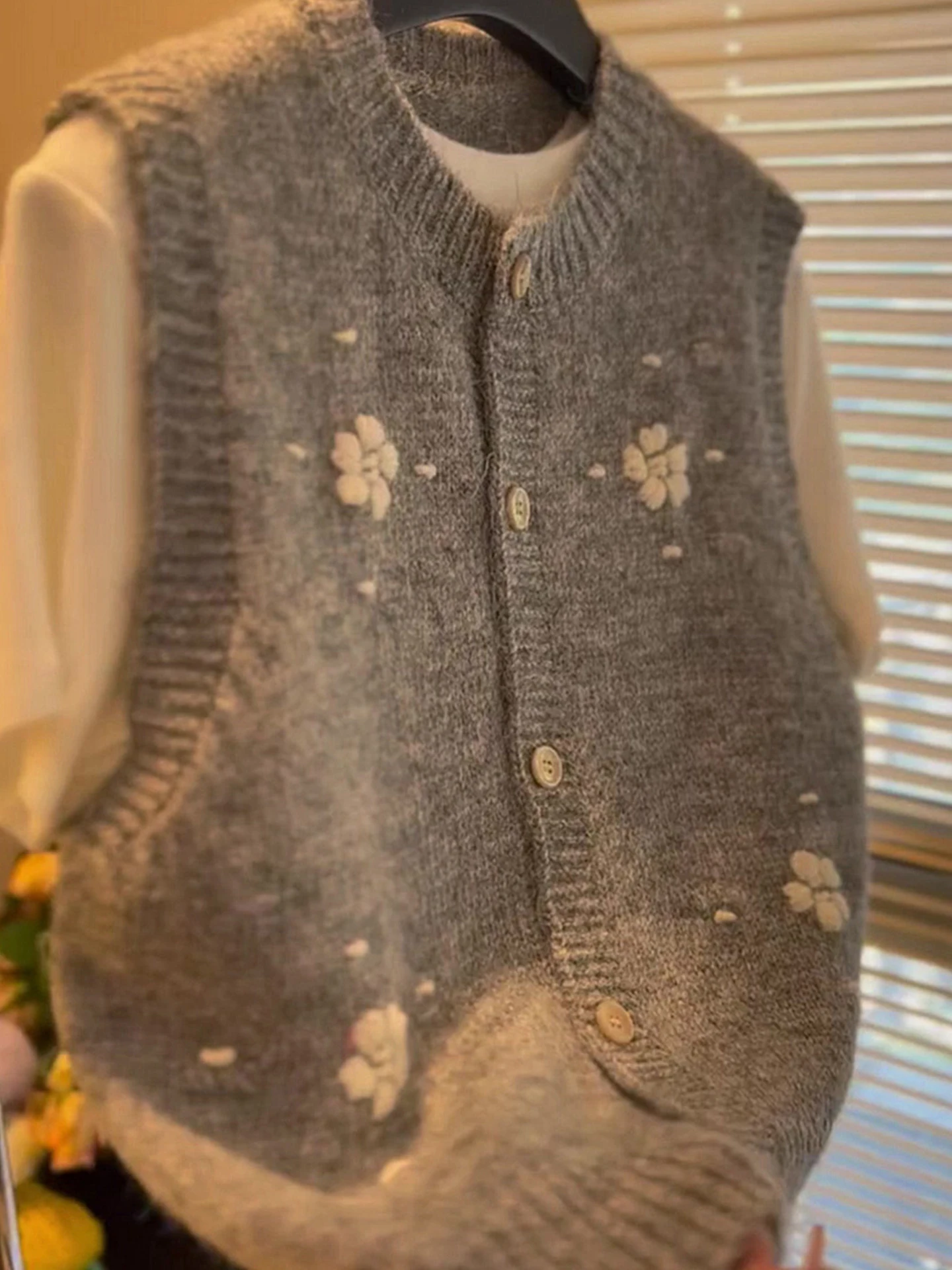 

Ladies' Versatile Single-Button Svel Vest 2025 Autumn Lazy Sle Layered Wear Korean Version Ele Design