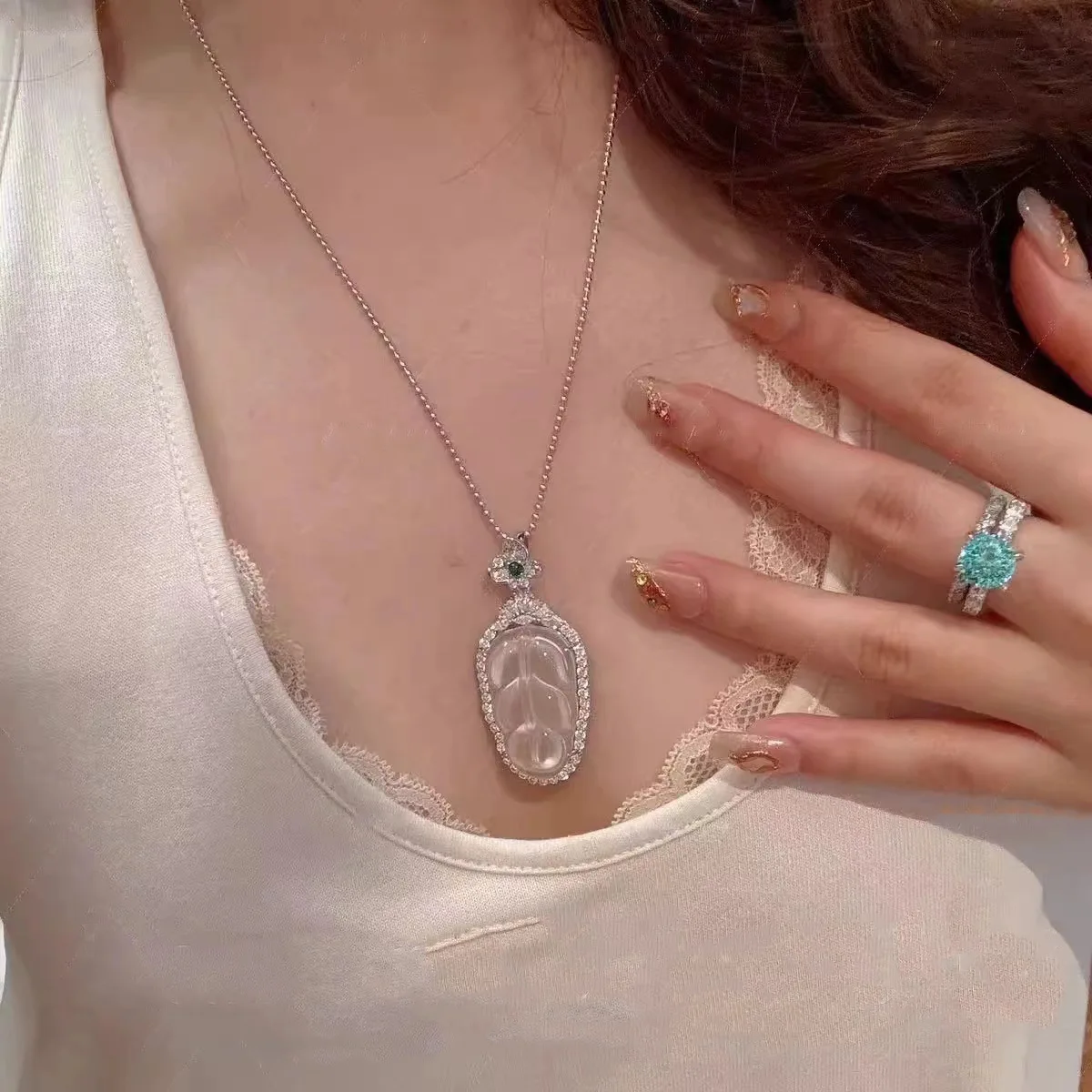 New product! Ice transparent leaf necklace, light luxury style, diamond inlaid necklace, high-end and niche texture pendant