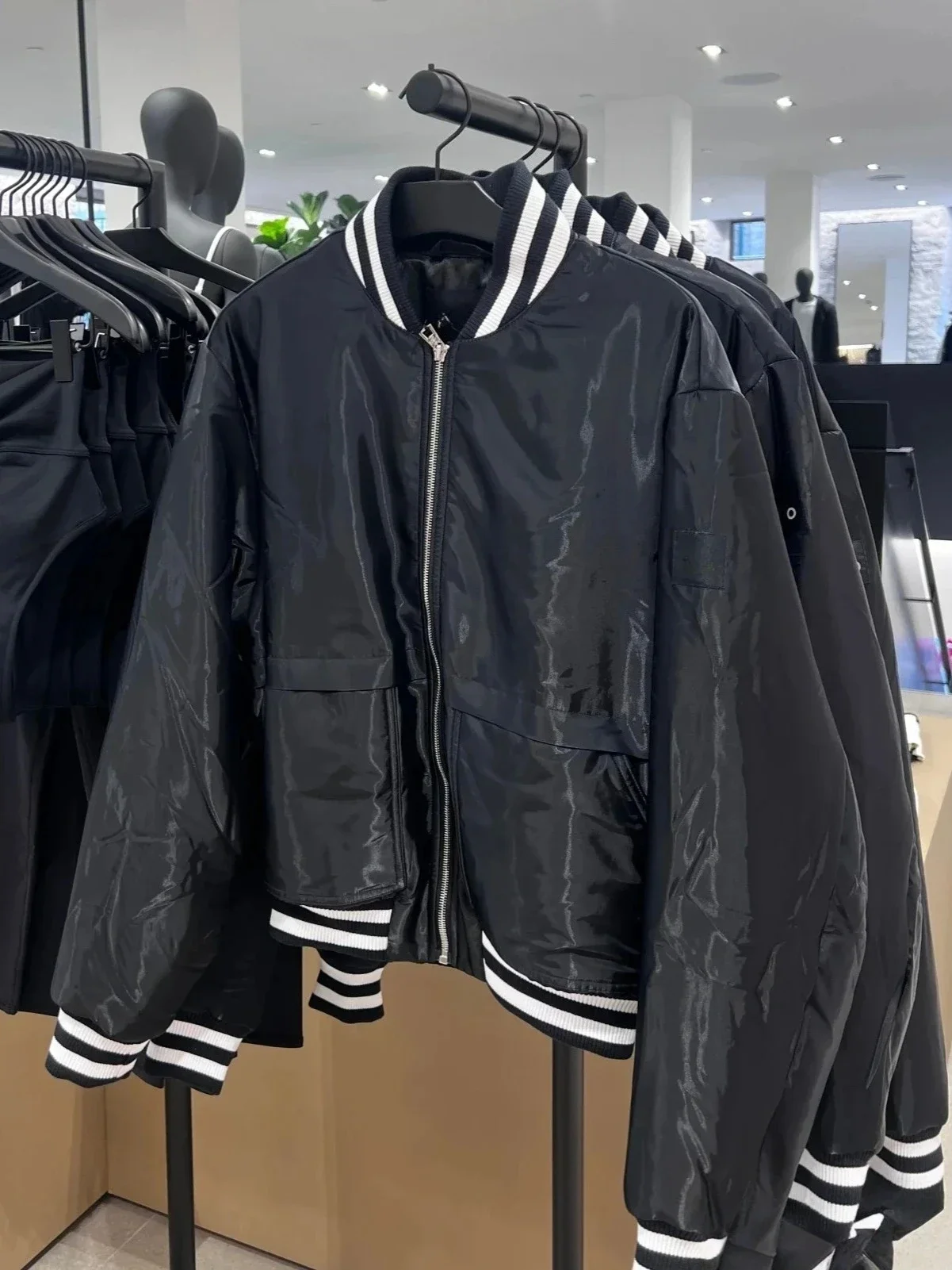 

Новая зимняя утолщенная теплая спортивная бейсбольная куртка, женская модная черная короткая куртка с длинными рукавами для женщин, куртка на молнии для отдыха