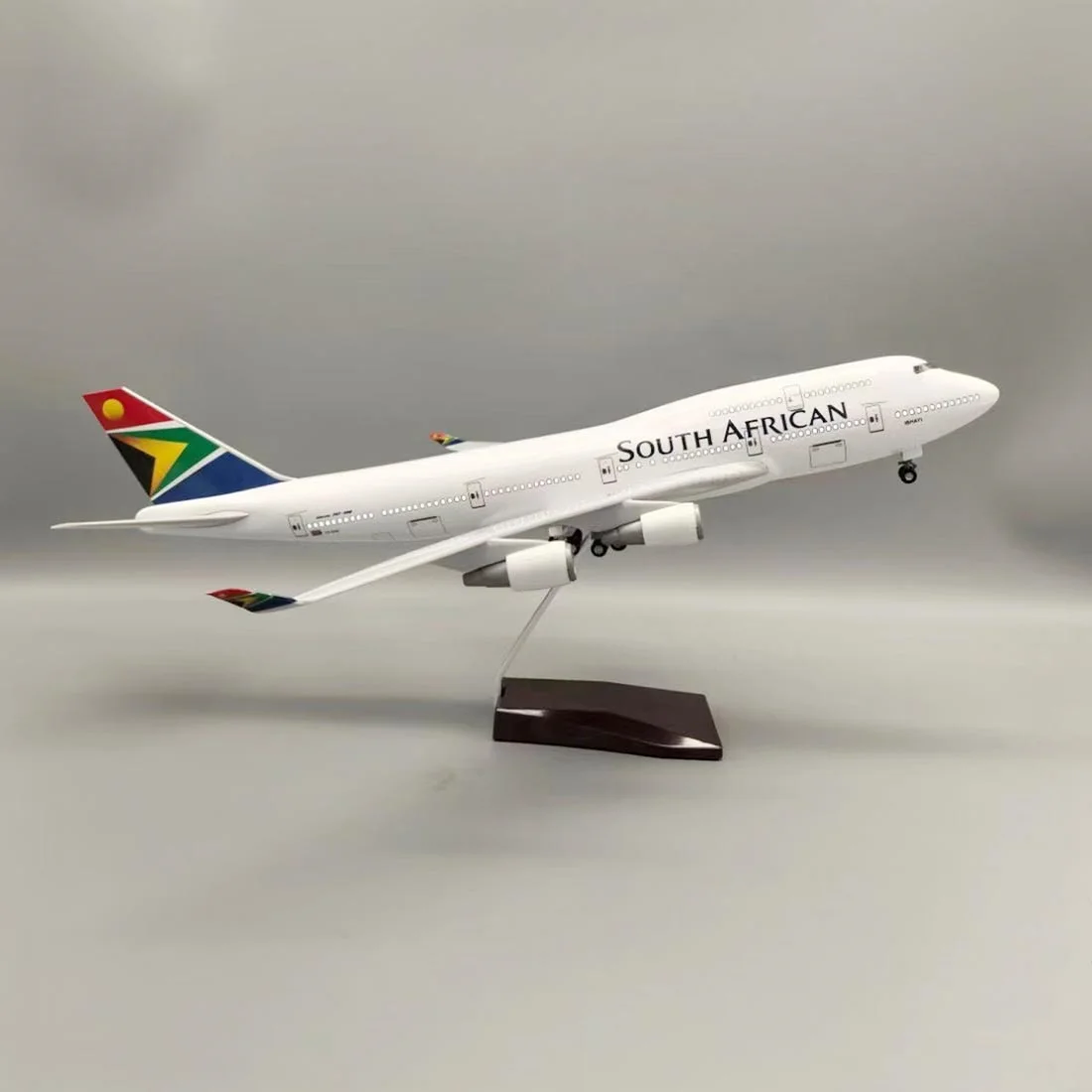 Juguetes para niños sudafricanos 1:150 B747, modelo de avión, Kits de aviones, pantalla fundida para adultos con luz LED táctil o sonido