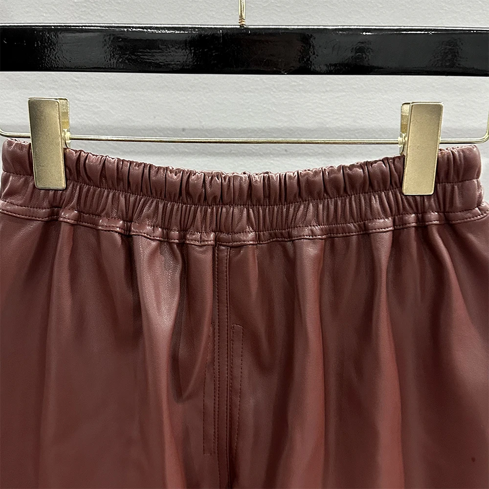 กางเกงขาสั้นผู้หญิง PU แบบมีเชือกรูดมีรูพรุนกางเกงเอวยางยืดผ่าข้างข้าง Y2k กางเกงหนังลำลองร้อยแบบลำลองใหม่2024ฤดูใบไม้ร่วง