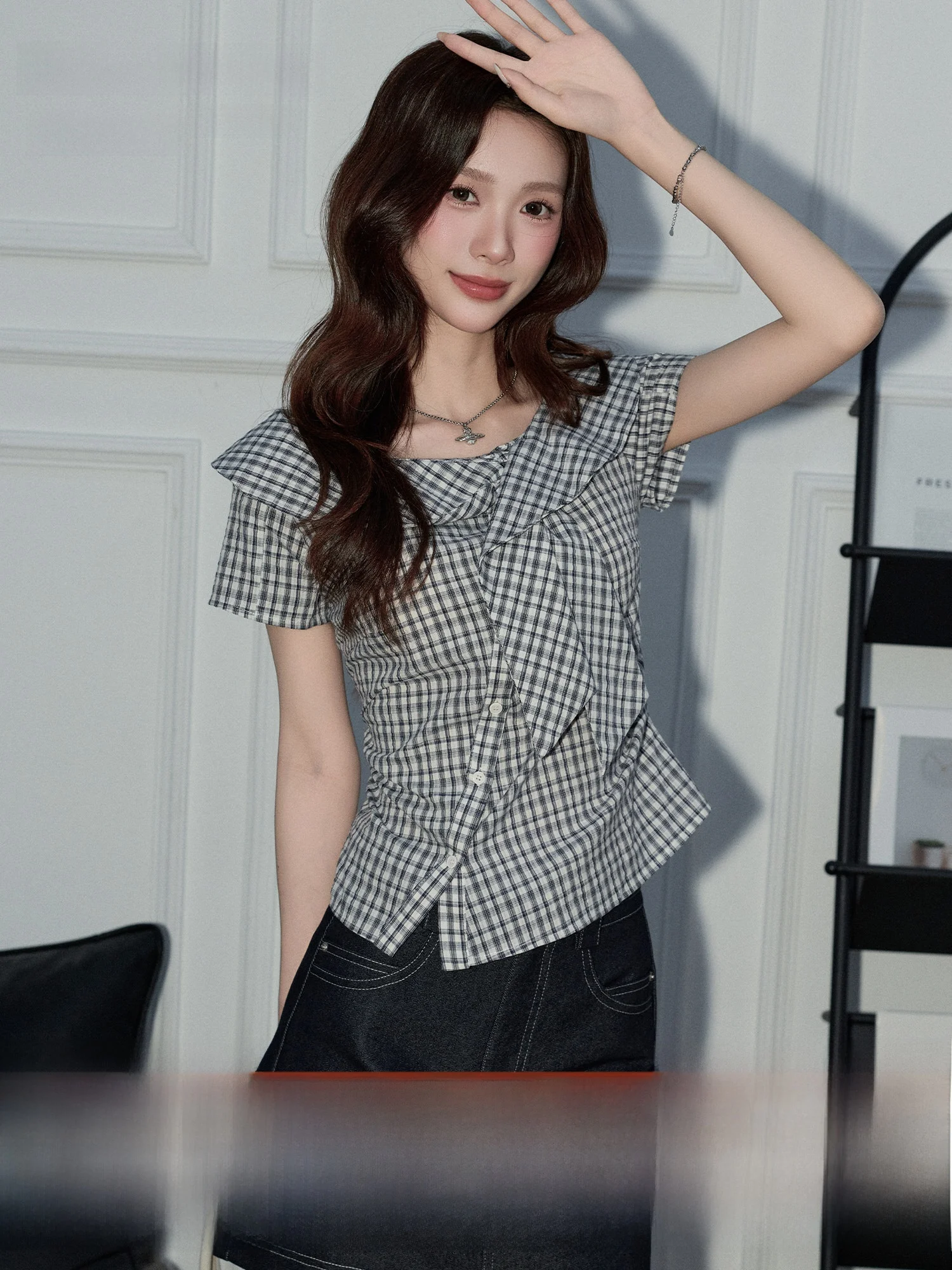 

Женская рубашка в клетку в ретро-стиле Meng Xiaoqi с коротким рукавом, приталенным силуэтом, модная винтажная модель с воланами на воротнике для весны и лета