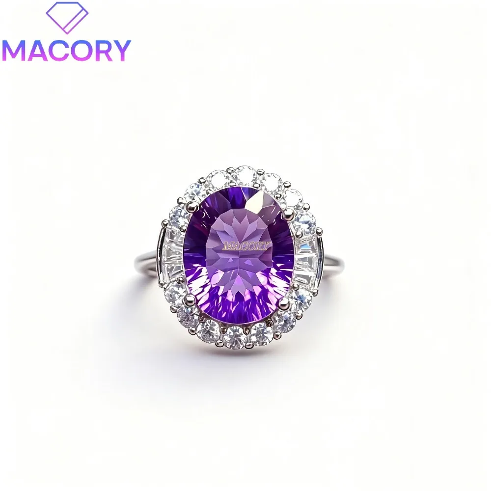 

Новое кольцо из натурального аметиста насыщенного фиолетового цвета, изготовленное из стерлингового серебра 925 пробы, с безупречной и изящной поверхностью, полностью раскрывающей блеск.