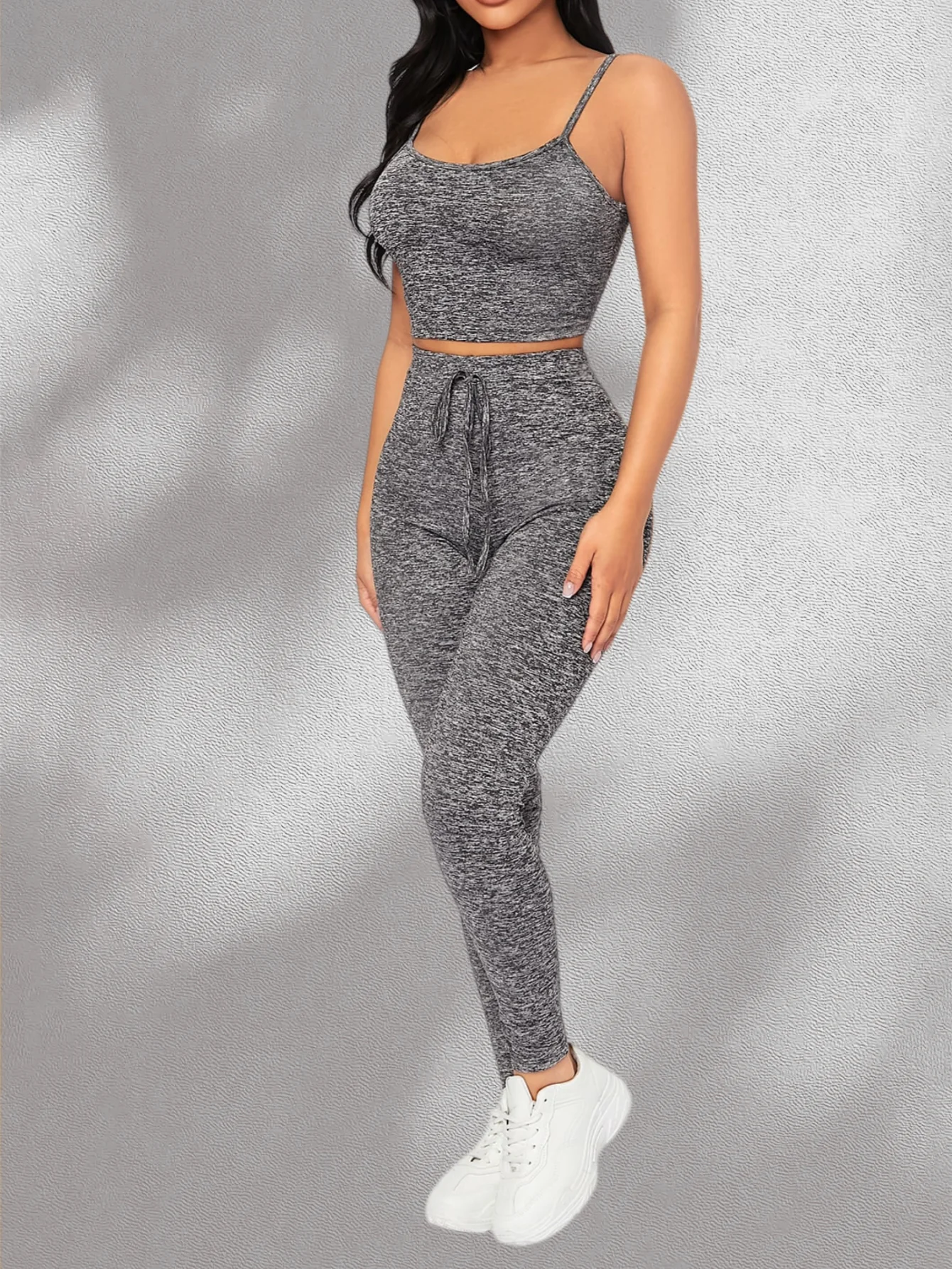 

Женский трикотажный спортивный костюм из двух предметов: укороченный топ на бретельках и леггинсы с высокой талией на шнурке